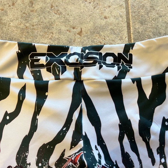 NWT- Excision - Women’s Leggings / Large

'Dino vs. Robot' Leggings - Red - Picture 8 of 13